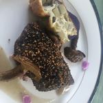 あしぇっと八ヶ岳 - 脂身が少ない牛　上にはふりかけのような香ばしいごまなど　　八ヶ岳のきのこ　(イグチだっけ…)菊芋のソース　　香ばしくておいしい！付け合わせはオムレツとコロッケの中身