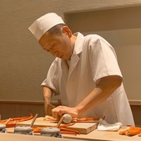 すし処 めくみ - ズワイ蟹と格闘する山口氏