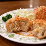 神谷バー - かにコロッケ@770円：箸で割ってみました。