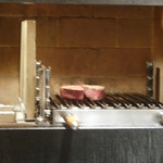 肉割烹 上 - 焼いています