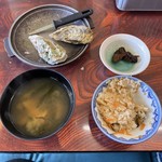 オイスターファーム 山善水産 - 牡蠣ご飯は釜で出てきます。釜１つで2人分でした。