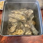 オイスターファーム 山善水産 - 蒸し牡蠣はこんな感じで出てきます。
