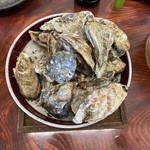 オイスターファーム 山善水産 - こちらは焼き牡蠣。食べ終わると次のをオーダーできるシステム。