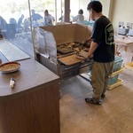 オイスターファーム 山善水産 - 牡蠣を焼いてくれています。