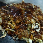 伸ちゃん - お好み焼きが出来上がってきましたよ。 ミックス７００円にしました。 ミックスで７００円って安いですよね。