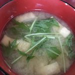 トン子 - 豆腐と玉ねぎと油揚げのお味噌汁に水菜が散らされていました