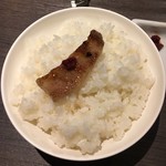 焼肉けやき - のっけから白飯にオン♪
            
            あーーー肉が溶ける。
            
            
            