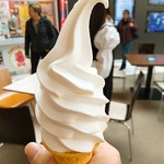 富士朝霧高原　富士ミルクランド - ★★★ソフトクリーム 400円 濃厚で舌触りがよい！高いけど。