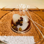 緋毬 - お皿の白い柄は、練乳と金箔です