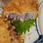 うみブタ - まぐろの生メンチカツの断面。