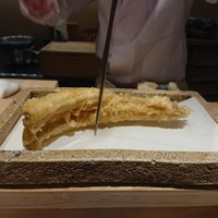 日本橋 蕎ノ字 - 穴子を二つに割ります