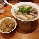 麺屋 六感堂 - ししゃも白湯らーめん＋ローストチキン増し＋テリヤキチキンの炊き込ご飯