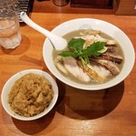 麺屋 六感堂 - ししゃも白湯らーめん＋ローストチキン増し＋テリヤキチキンの炊き込ご飯