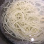 五島うどん つばき - 熱々の鉄鍋で出てきます