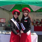 ソウル市場 - （参考）地元の親善大使：佐藤智美さん（左）と大森美咲さん（右）