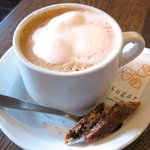イルモンドピッコロ - 50円加算でカプチーノ；ビスコッティが付いてきた