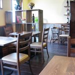 イルモンドピッコロ - 窓側の雰囲気（カウンター席側はもう少し良い感じになる）