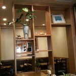 アルバートコーヒー - 飾り棚と奥の席