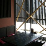 太郎茶屋 鎌倉 - 明るいテーブル席です。