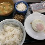 Nakau - 目玉焼き牛小鉢朝定食