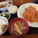 お食事処どりこ - 限定ロースカツ定食　ご飯は少ないですが盛り沢山