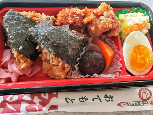 紅鮭玄米おにぎり