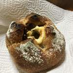 メゾン ムラタ - クリームチーズとドライいちぢくのはちみつカンパーニュ ¥220