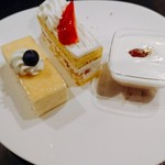 ブッフェダイニングポルト - ミルクレープ、ショートケーキ、ブロマンジェ。