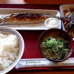 まいどおおきに食堂 - 豚と茄子の生姜焼き（308円税込）さんまの塩焼き（385円税込）ごはん（165円税込）みそ汁（88円税込）