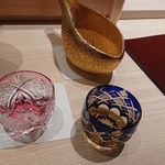 鮨 きよし - ぐい呑みコレクションから華やかなピンクと上品な藍色を