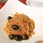 トラットリア・ラ・カパンナ - プッタネスカ：オリーブとゲッパーのトマトソーススパゲッテｨ