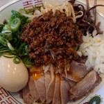 麺屋 赤橙 - 料理写真:四川まぜそば 味玉・チャーシュー(1150円) ここに別皿の温玉を投入したら完成。