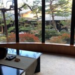 鮎の庄 - 待ち合いを隣の川金のロビーで
      素敵なお庭を眺めて待ちました。