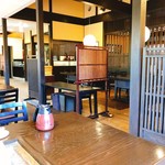 鮎の庄 - 店内
      テーブル席