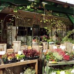 パン・ドゥ・マルシェ - お隣の花屋さんもかわいい