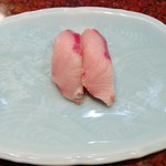 鮨處八千代 - 　鰤の握りです。大分県産の養殖物ですが、霜降りが綺麗で旨味が最高です。