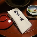 美山荘 - 夕食（摘草料理）：盃、手ぬぐい、小蕪の酢漬け・枸杞の実