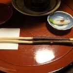 美山荘 - 夕食（摘草料理）：栗のお箸、姫大根の酢漬け・枸杞の実