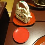 美山荘 - 夕食（摘草料理）：一献（盃とお酒）