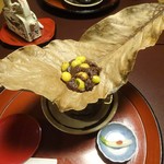 美山荘 - 夕食（摘草料理）：銀杏の朴葉味噌焼、姫大根の酢漬け・枸杞の実