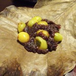 美山荘 - 夕食（摘草料理）：銀杏の朴葉味噌焼
