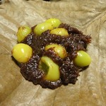 美山荘 - 夕食（摘草料理）：銀杏の朴葉味噌焼
