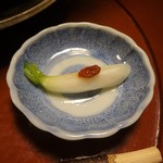 美山荘 - 夕食（摘草料理）：姫大根の酢漬け・枸杞の実