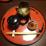 美山荘 - 夕食（摘草料理）：新米のお餅、西京味噌の汁仕立て、鯉のお造り