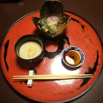 美山荘 - 夕食（摘草料理）：新米のお餅、西京味噌の汁仕立て、鯉のお造り