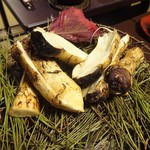 美山荘 - 夕食（摘草料理）：松茸の松葉焼