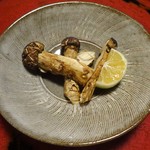 美山荘 - 夕食（摘草料理）：松茸の松葉焼、香母酢