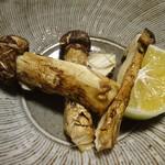 美山荘 - 夕食（摘草料理）：松茸の松葉焼、香母酢