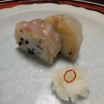 美山荘 - 夕食（摘草料理）：ぐじと香茸の棒鮨、菊花かぶ