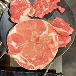 成吉思汗 大黒屋 五丁目店 - 上が生ラム成吉思汗　700円。下がラムロール　700円